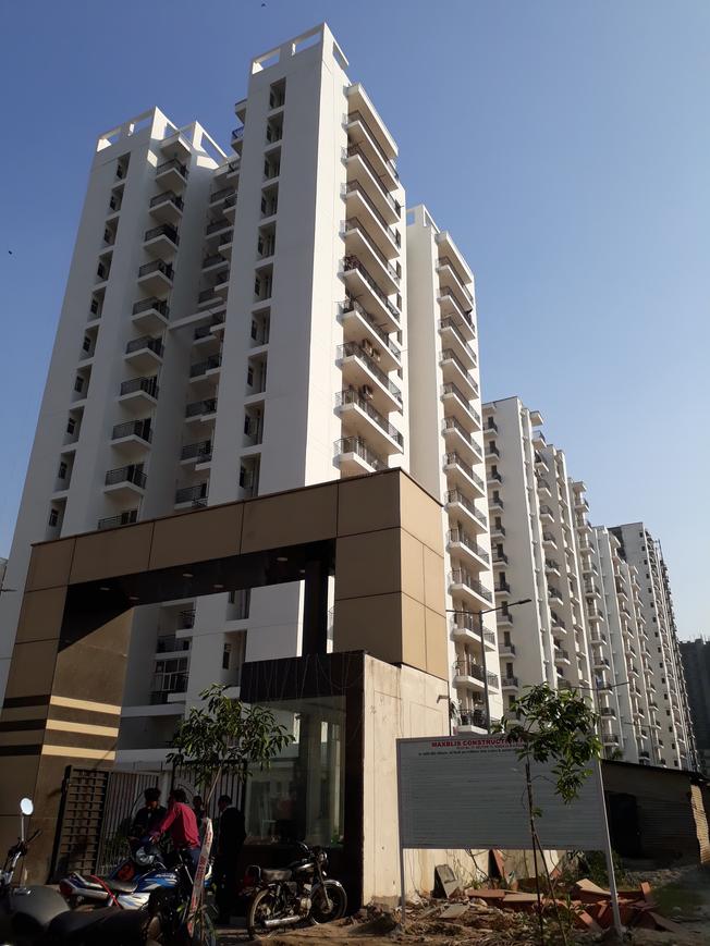 Maxblis White House III - Image 2