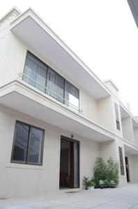 Gallery Cover Image of 4000 Sq.ft 4 BHK Villa for buy in Santacruz West for 150000000