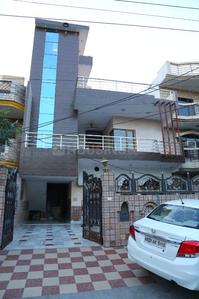 Gallery Cover Image of 2700 Sq.ft 3 BHK Independent Floor for rent in Sector 11 for 22000
