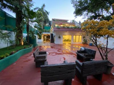 Gallery Cover Image of 9700 Sq.ft 3 BHK Villa for buy in Andheri West for 170000000