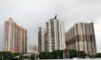 Gallery Cover Image of 1250 Sq.ft 3 BHK Apartment for rent in LandCraft Golflinks Apartments, Pandav Nagar for 10000