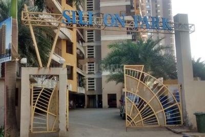 Gallery Cover Image of 600 Sq.ft 1 BHK Apartment for buy in Malad West for 7900000