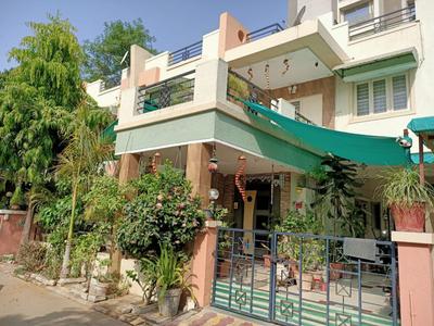 Gallery Cover Image of 2700 Sq.ft 4 BHK Independent House for buy in Thaltej for 27500000